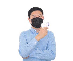 戴着口罩的男士手拿红外体温计