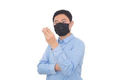 戴着口罩查看体温计的男士在白背景前