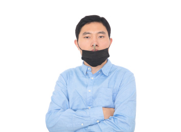 通过口腔测量体温的男士