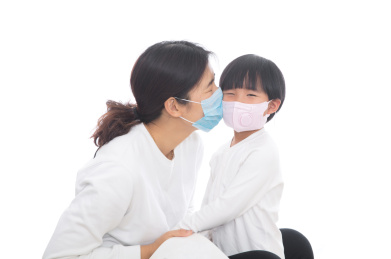 戴着口罩的妈妈在亲戴着口罩的女儿
