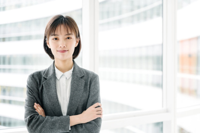 明亮室内的中国商务女性人像
