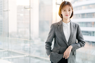 明亮室内的中国商务女性人像