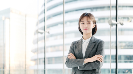 明亮室内的中国商务女性人像