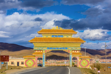 中国四川省甘孜州理塘县西城门