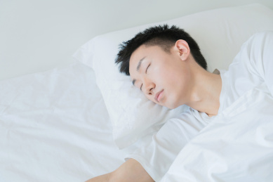 中国男人在卧室睡觉在床上