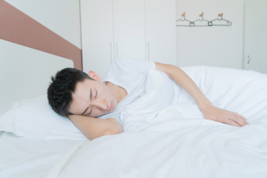 中国男人在卧室睡觉在床上