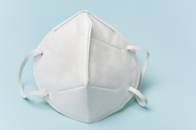 蓝色背景上全封闭一次性N95口罩