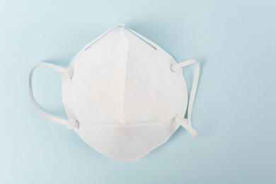 蓝色背景上全封闭一次性N95口罩