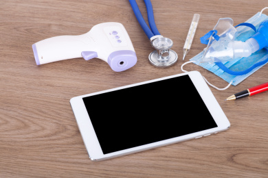 iPad和各种各样的医疗用品在桌子上