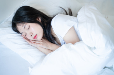 中国年轻女生在卧室床上躺着睡觉