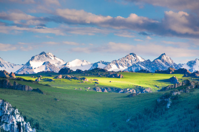 中国新疆巴音布鲁克高山草原日落景观