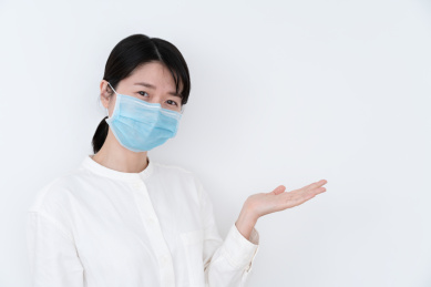 戴着蓝色一次性医用口罩的女生