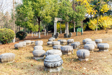 中国江苏省南京市白马公园内的古代石柱础