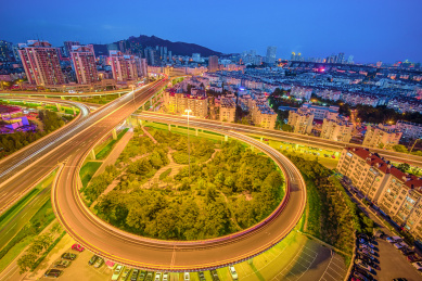 高楼俯瞰青岛市区高架桥夜景