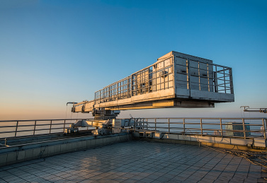 高楼楼顶平台上安装的擦窗机设备