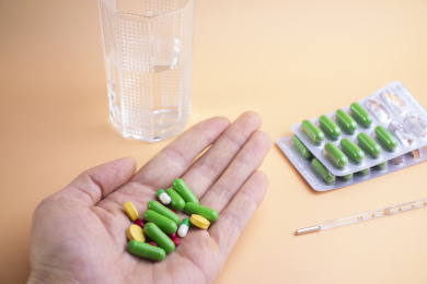 手掌里放着各类药品