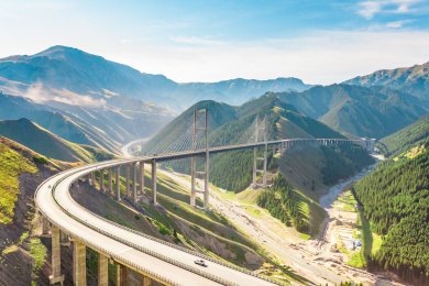 中国新疆果子沟大桥夏季景观