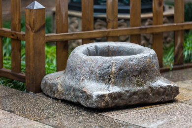 古朴的石井栏. 中国