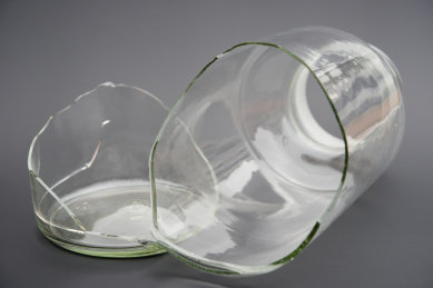 黑背景上破烂玻璃罐