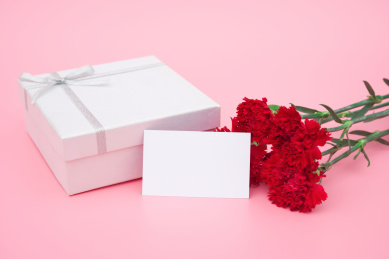  白色礼盒及康乃馨及空白卡片