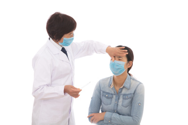 发热门诊的女医生在给发热患者检查