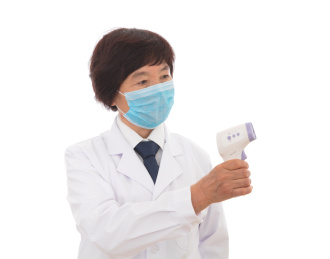 抗冠状病毒期间戴着口罩手拿温度计的女医生