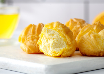 白色托盘上摆放的奶油泡芙