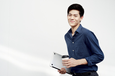 一位中国年轻商务男士的半身肖像