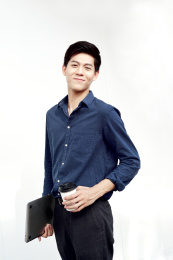 一位亚裔商务男子的站立肖像