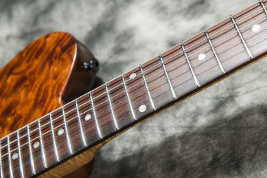 一把高级电吉他