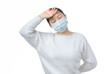 白色背景生病发烧的女生半身像