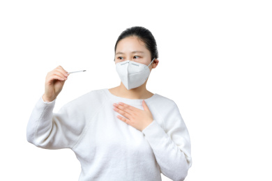 白色背景生病发烧的女生半身像