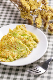 一盘西葫芦饼特写