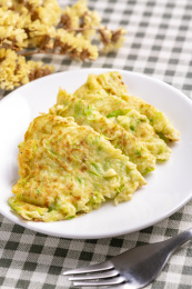 一盘西葫芦饼特写