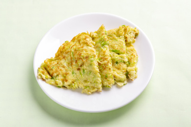 一盘西葫芦饼特写