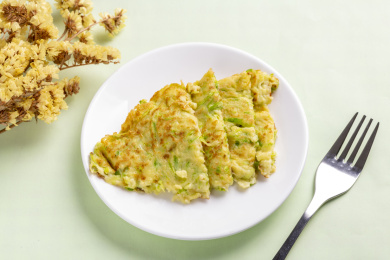 一盘西葫芦饼特写