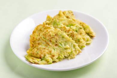 一盘西葫芦饼特写