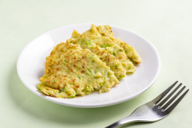 一盘西葫芦饼特写