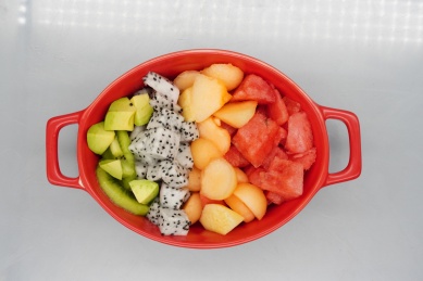 一盘哈密瓜和西瓜和火龙果和猕猴桃