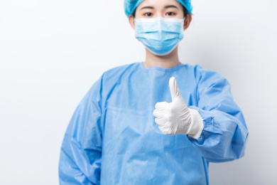 医疗人员竖起大拇指