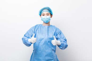 医护人员双手竖大拇指点赞