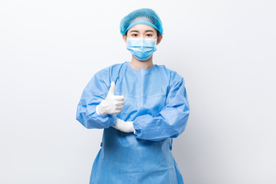 医护人员单手竖大拇指半身照