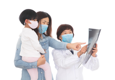 中国冠状肺炎期间妈妈和孩子在做肺部筛查