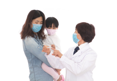 医生手拿体温计在给患者看