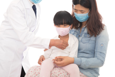 医生为儿童患者测量体温 