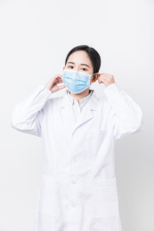 女医生正在戴口罩动作