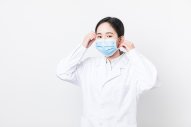 医生双手戴口罩