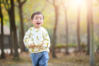 公园里开心玩耍的中国小男孩