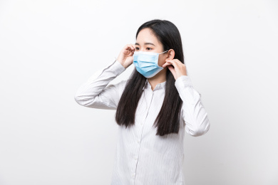 女生戴口罩调整口罩