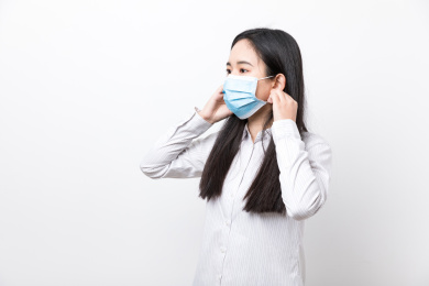 女生戴口罩侧脸